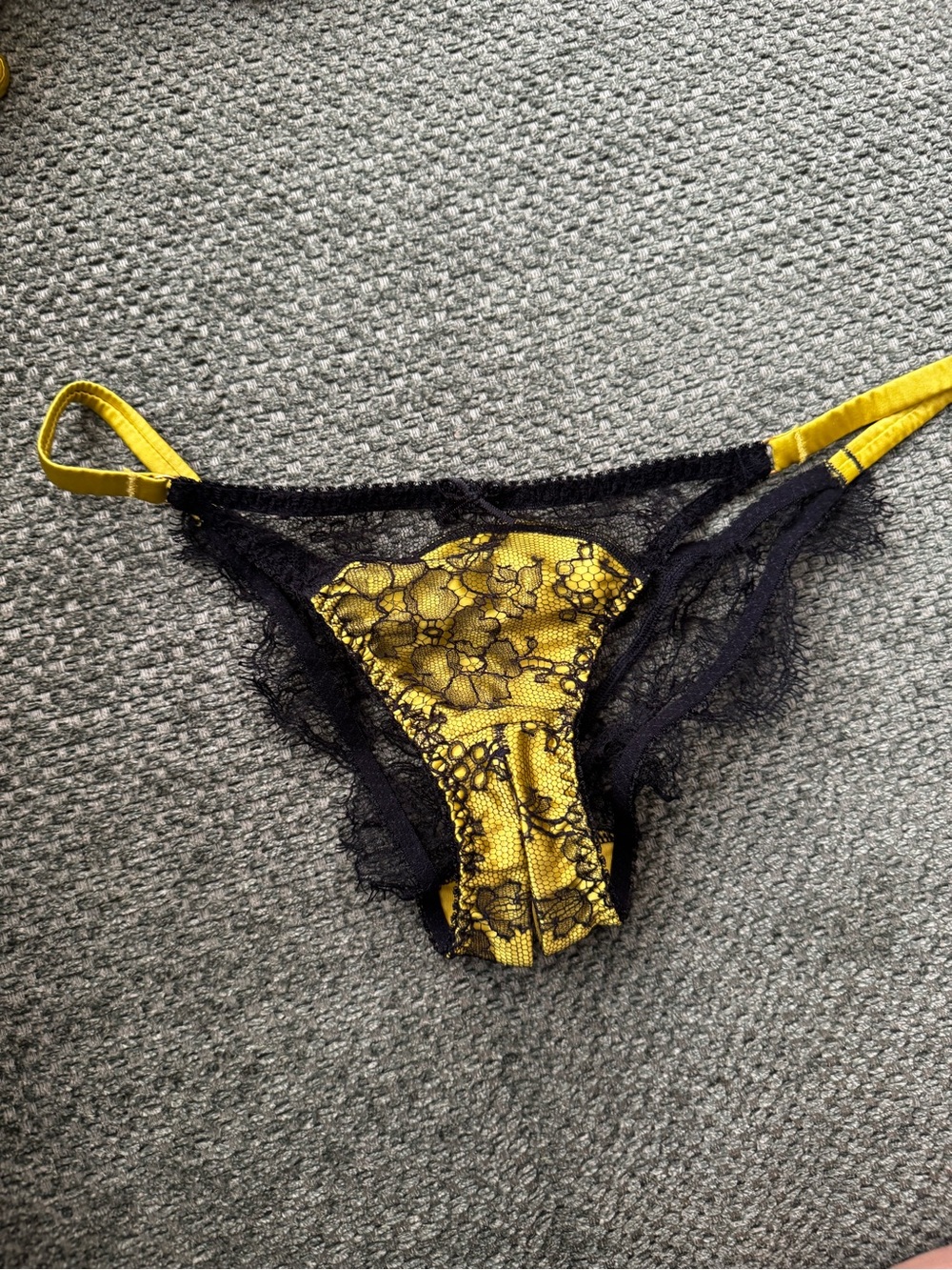 Agent Provocateur Yellow Lace and Black Trim Lingerie Set - Picture 9 of 13